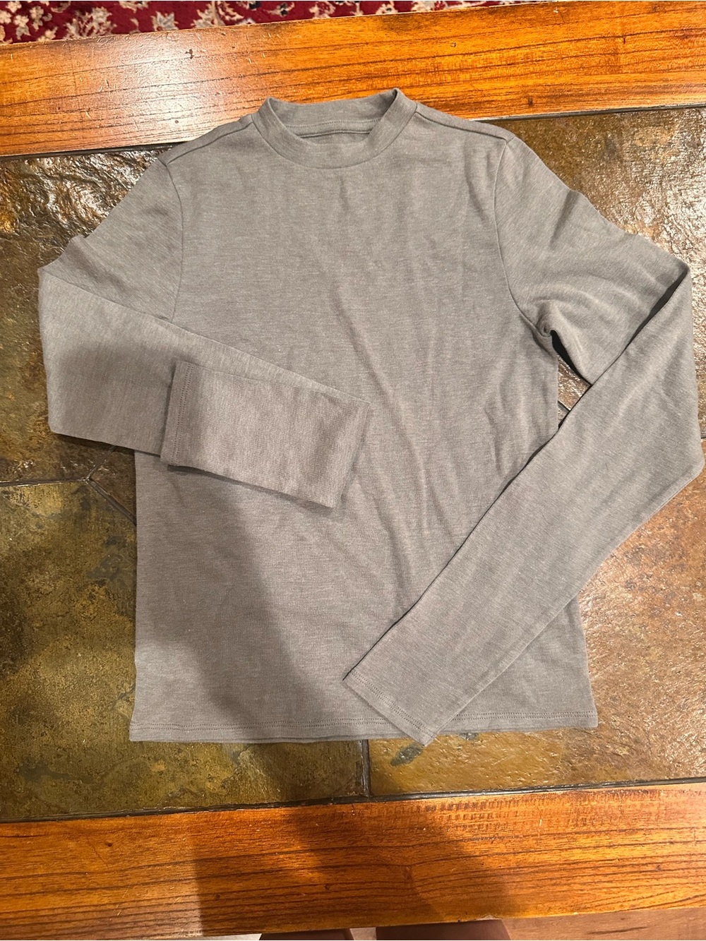 American Eagle Outfitters green Long-Sleeve Crewneck Shirt